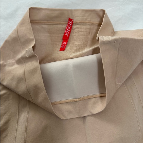 Spanx OnCore High-Waisted Mid-Thigh Short - Picture 4 of 11